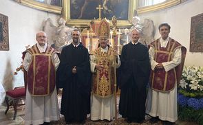Vor dem Agapitusaltar (v. l.): Prior P. Maximilian Bergmayr, P. Christian Mayr, Abt Ambros Ebhart, Frater Anselm Demattio und P. Bernhard Eckerstorfer