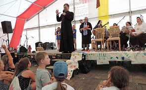 Auch Bischof Manfred Scheuer kam zum Kinder.Franziskus.Fest ins Mutterhaus der Franziskanerinnen von Vöcklabruck.
