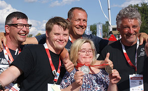 Jubelndes Schwimmteam bei Special Olympics 2022