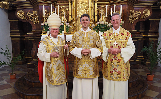 (v.l.) Bischof Manfred Scheuer, Diakon Ewald Nathanael Donhoffer OPraem und Abt Lukas Dikany OPraem.