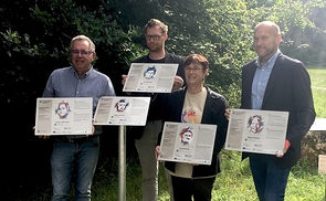 Tafeln mit Porträts: (von links) Vorsitzender der Bewusstseinsregion Christian Aufreiter, Martin Dunst, Geschäftsführerin Andrea Wahl und Thomas Punkenhofer.