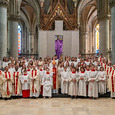 Gruppenfoto: Manfred Scheuer und Ministrant:innen
