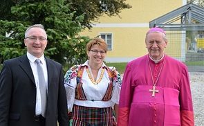 V. l.: Diakon  Ilija Knezevic mit seiner Gattin und Bischof em. Ludwig Schwarz