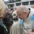 Pfarrer Franz Zeiger bei der Tiersegnung. © MM