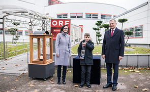 (V.l.) Sabina Korntner / Projektleitung „ORF-Friedenslicht“, Friedenslichtkind Tobias Nußbaumer, Landeshauptmann Mag. Thomas Stelzer