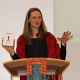 Magdalena Holztrattner beim Vortrag.