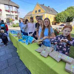 Die Ministrant:innen verkaufen Überraschungspakete zum Tag des Lebens.