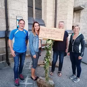 Die Firmbegleiter sind stolz auf die Tafeln.