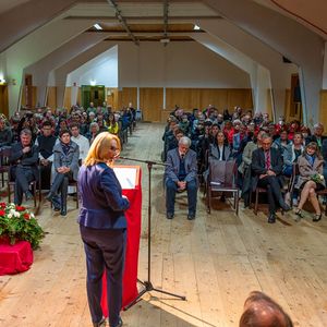 Gedenkfeier an die Opfer des ehemaligen KZ Außenlagers Ternberg unter dem Thema „Politischer Widerstand“Bild: Gedenkrede von Doris Bures (Zweite Präsidentin des Nationalrates)