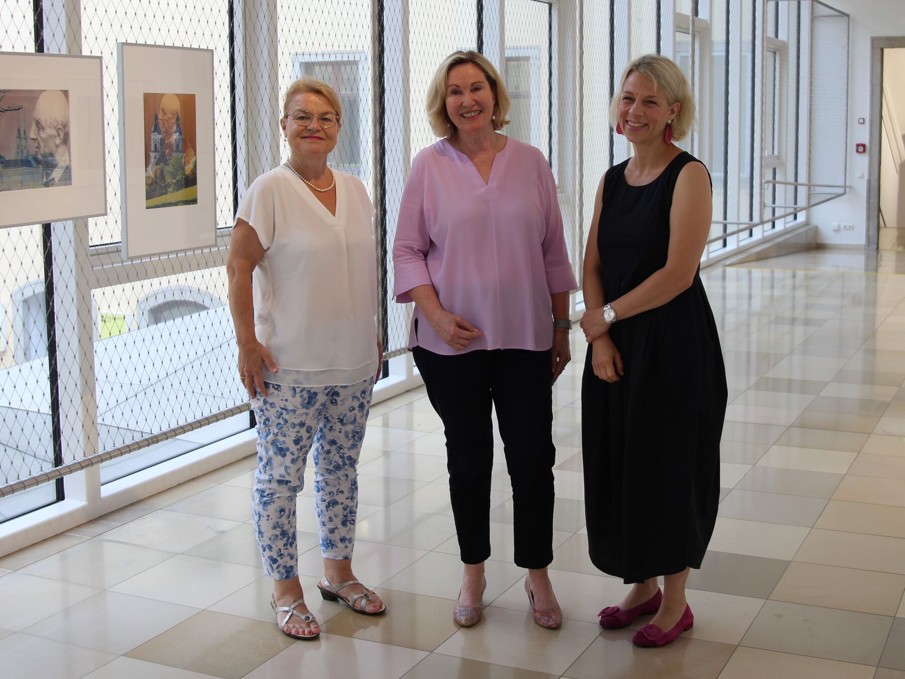Silvia Breitwieser, Leiterin der TelefonSeelsorge OÖ - Notruf 142, Christine Winkler-Kirchberger, Kinder- und Jugendanwältin des Landes OÖ, sowie Barbara Lanzerstorfer-Holzner, Referentin der TelefonSeelsorge OÖ - Notruf 142 (v.l.n.r.) empfehlen Fami