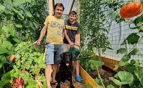 Caritas-Mitarbeiter Karl-Heinz Fuchs (l.) mit Bewohner Andi und Hund Willi. 
