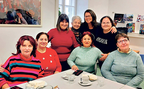 Zeit für seltene Abwechslung und Austausch untereinander ist im Betreuer:innen-Café, hier in Braunau. Mit am Bild Betriebsseelsorgerin Susanne Lew (stehend 3. v. li).
