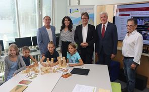 V. l.: Institutsleiter Michael Atzwanger, Vizerektorin Gabriele Zehetner, BM Martin Polaschek, Rektor Franz Keplinger, Prof. Alois Bachinger und vier Kinder der Adalbert Stifter Praxisvolksschule (PVS)