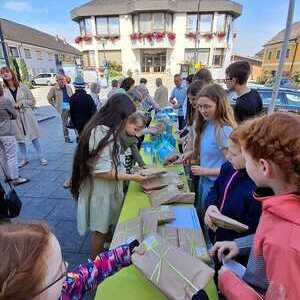 Die Ministrant:innen verkaufen Überraschungspakete zum Tag des Lebens.