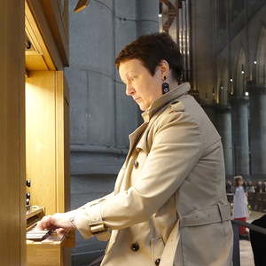 Michaela Aigner an der Chororgel
