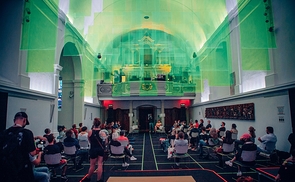 Beim zeitgenössischen Festival „Holy Hydra“ wird die Jugendkirche Grüner Anker / Stadtpfarrkirche Urfahr zum Kulturtreffpunkt. 