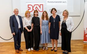 V. l.: Bischofsvikar Dr. Johann Hintermaier, die Preisträgerinnen Lena Lisbeth Teufl BSc MArch, Mag.a art. Ruth Größwang und Martina Jäger BSc. MA, Dr.in Martin Gelsinger (Diözesankunstverein) und Mag.a Brigitte Hütter MSc (Rektorin Kunstuniversität 