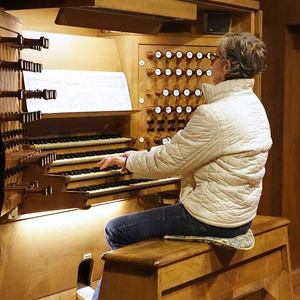 Teilnehmerin Brigitte Weber-Axmann an der Rudigierorgel