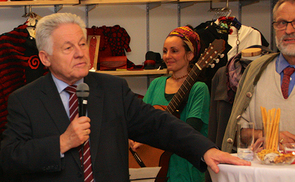 Landeshauptmann Dr. Josef Pühringer bei der Eröffnung des Weltladens in Traun © Weltladen Traun
