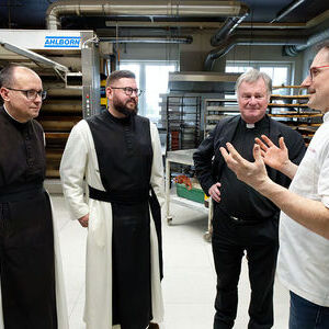 v.l.: P. Stephan Eberhardt und P. Jakobus Neumeier von der Pfarre Wartberg an der Krems, Bischof Manfred Scheuer und Betriebsleiter der Kremstaler Hofbäckerei Markus Resch.