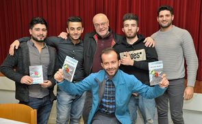Pfarrer Franz Zeiger mit seinen syrischen Freunden