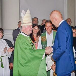 Bischof Manfred Scheuer gratuliert Verwaltungsvorstand Andreas Janschek.