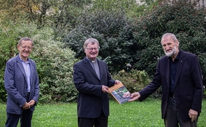 Jahrbuch-Herausgeber Wilhelm Vieböck (re) überreicht das neue Jahrbuch an Bischof Manfred Scheuer. Links Jahrbuch-Redakteur Matthäus Fellinger