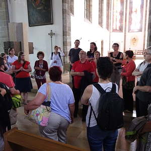 Exkursionsteilnehmerinnen und Exkursionsteilnehmer in der Pfarrkirche Enns-St. Marien