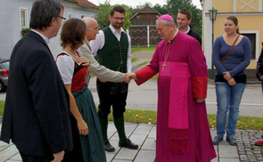 Begegnung mit Bischof Ludwig Schwarz nach der Orgelsegnung in Klam. © Pfarre Klam