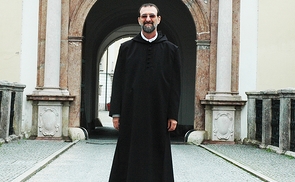 Ein Lebenskreis schließt sich: Christian Mayr mit seinem neuen Ordenshabit.