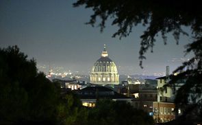 Blick auf den Petersdom bei Nacht