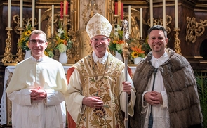 V. l.: fr. Leonhard Harald Trobollowitsch opræm, Abt Lukas Dikany opræm, H. Ewald Nathanael Donhoffer opræm