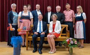 Probesitzen auf der Ruhebank vor der Pension: Brigitte Gruber-Aichberger mit Ehemann Franz Gruber, Bischof Manfred Scheuer, Generalvikar Severin Lederhilger und ihrem Team der Abteilung Pastorale Berufe.