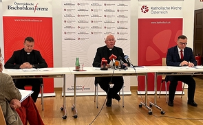 V. l.: Bischofskonferenz-Generalsekretär Peter Schipka, Erzbischof Franz Lackner und Sprecher Paul Wuthe.