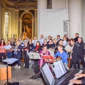 Im Gottesdienst war Vielfalt spürbar: Die musikalische Gestaltung übernahm ein Chor aus Sänger:innen aus den Pfarrteilgemeinden unter der Leitung von Domkapellmeister Andreas Peterl.