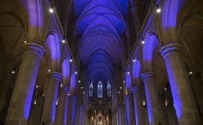 In blaues Licht gehüllter Mariendom